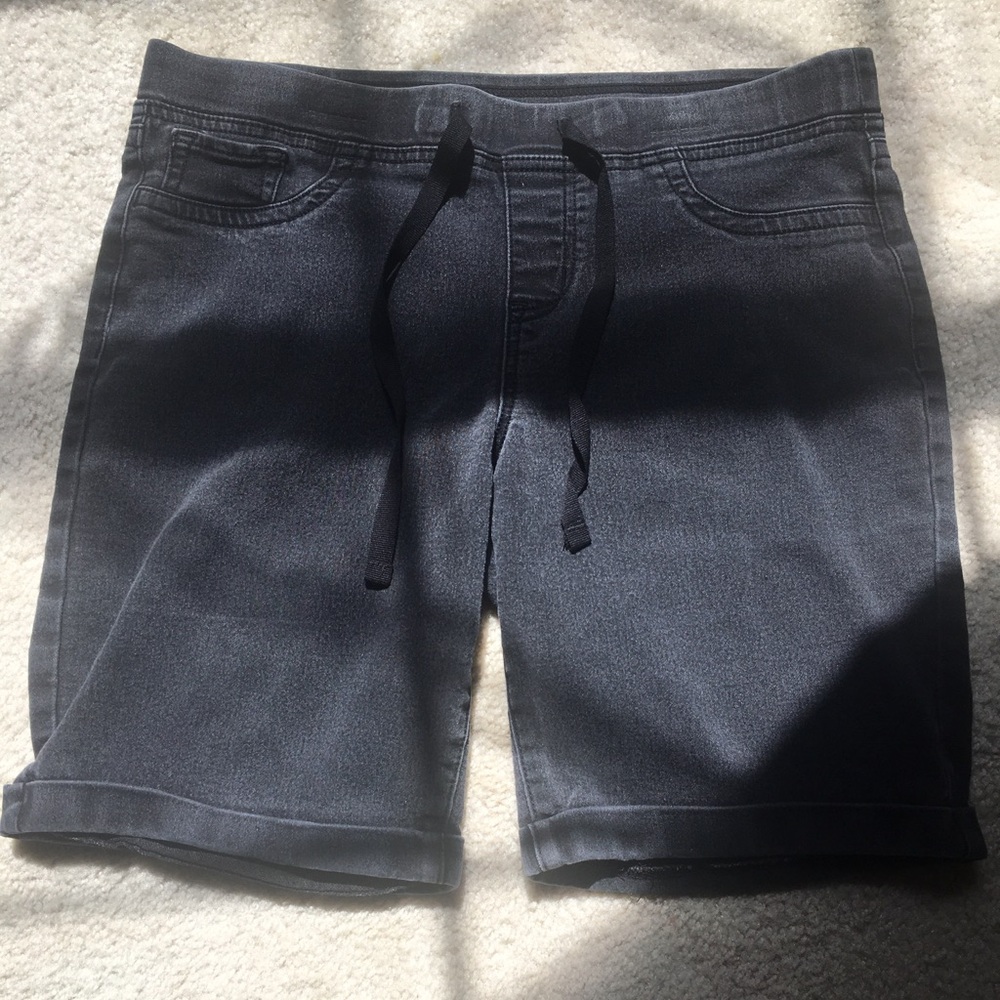 No Boundaries mid rise shorts
